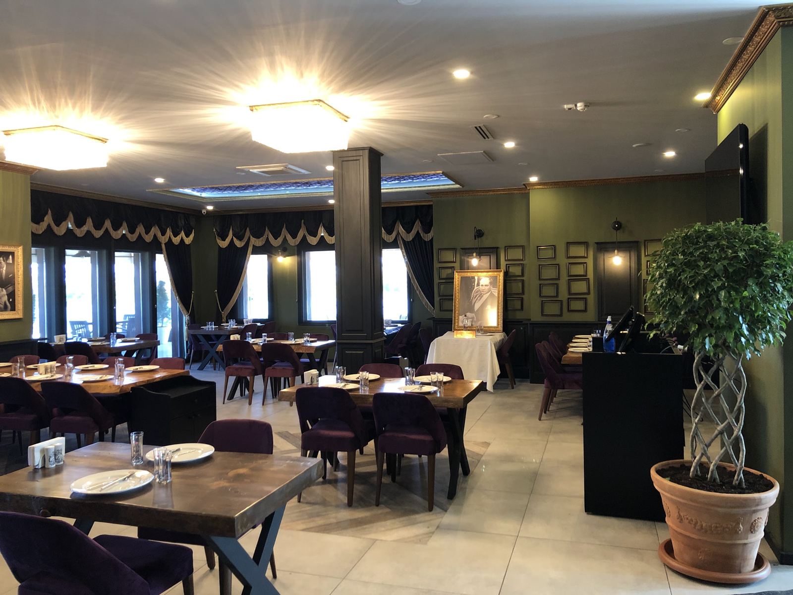 Akşam ışığında salon